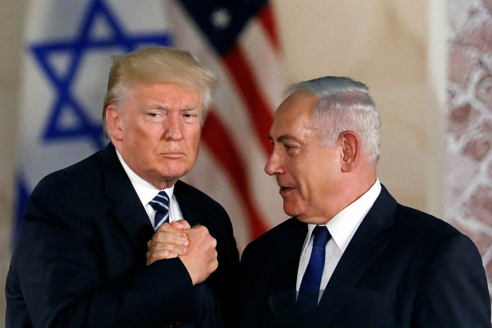 O presidente dos EUA, Donald Trump, e o primeiro-ministro de Israel, Benjamin Netanyahu, se cumprimentam após discurso de Trump no Museu de Israel em Jerusalém — Foto: Ronen Zvulun/Reuters