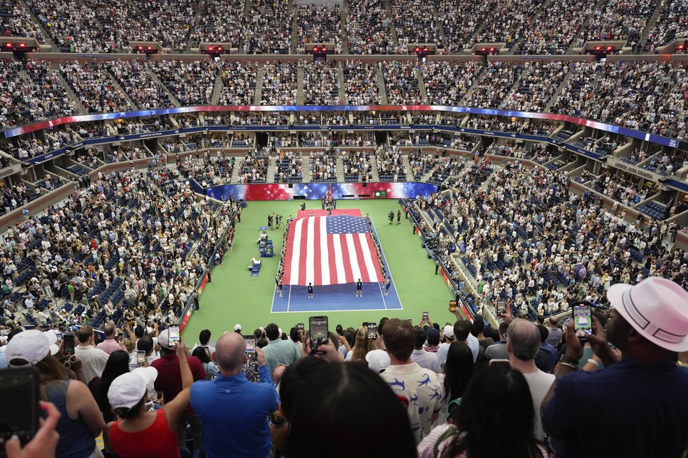 Espectadores aguardam o início da final feminina do US Open neste sábado (6) — Foto: Seth Wenig/AP Photo