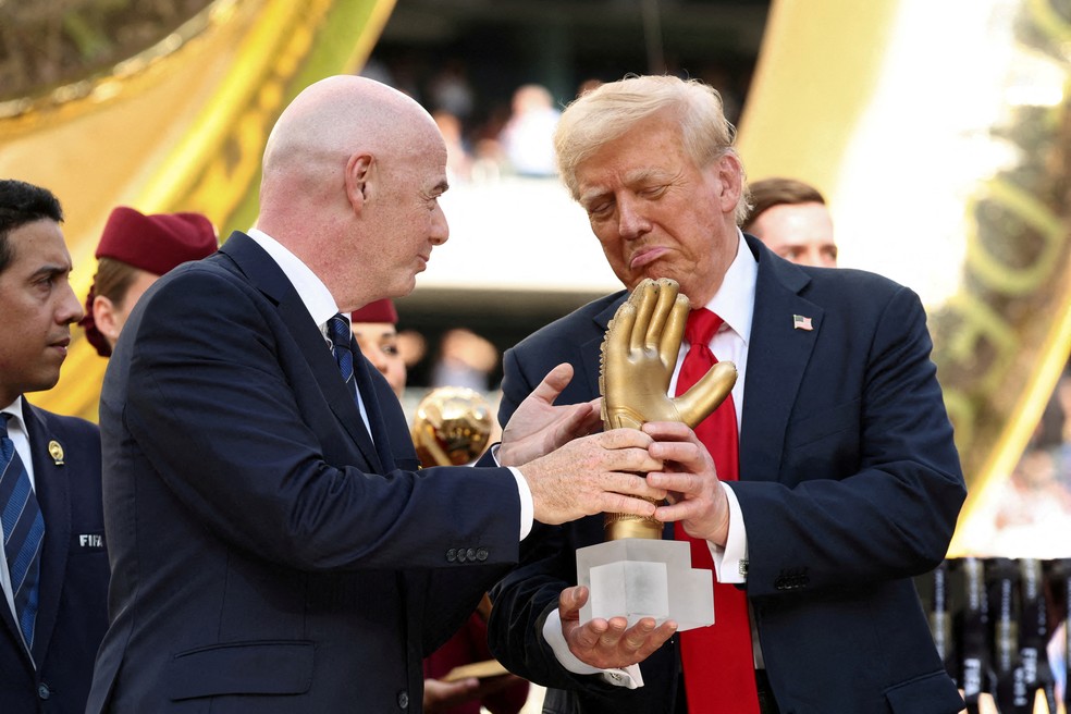 Gianni Infantino, presidente da Fifa, e Donald Trump na final do Mundial de Clubes em julho — Foto: Kevin Lamarque/Reuters/Arquivo