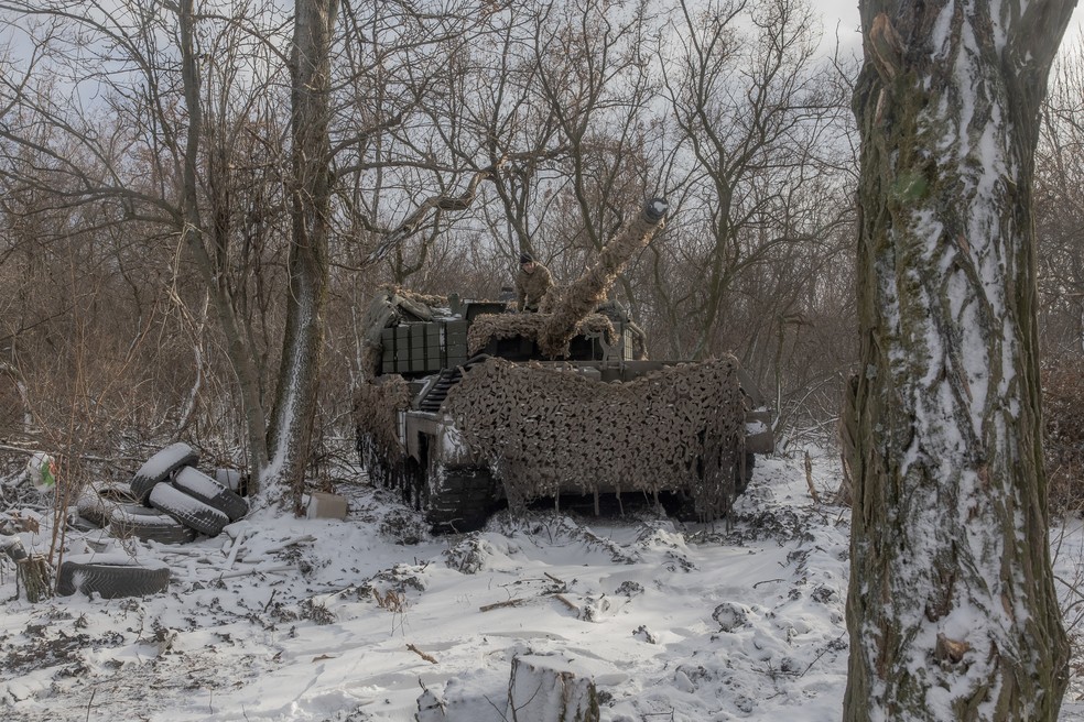 Tanque ucraniano próximo a Pokrovsk, na região de Donetsk. Foto de dezembro de 2024. — Foto: Roman Pilipey/AFP