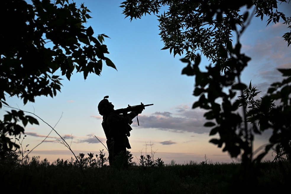 Militar ucraniano observa o céu em busca de drones russos, em linha de frente de combate na região de Donetsk. — Foto: Reuters