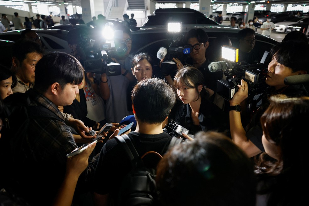 Sul-coreano preso pelo governo Trump em fábrica de automóveis nos EUA fala com a imprensa da Coreia do Sul após retornar ao país em 12 de setembro de 2025. — Foto: REUTERS/Kim Soo-hyeon