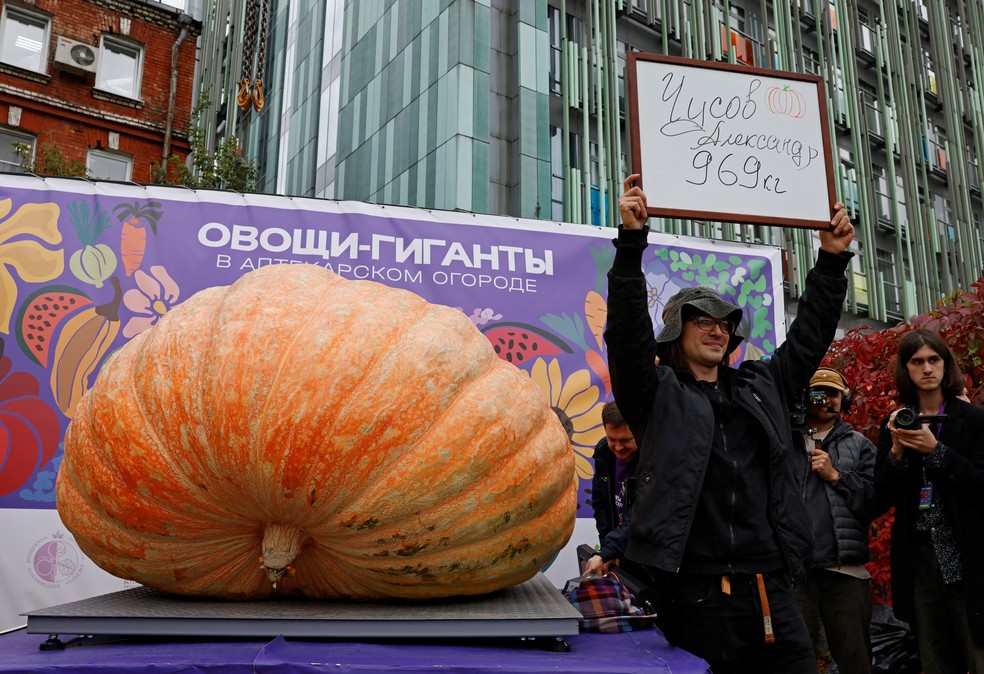 Alexander Chusov posa ao lado da sua abóbora de 969 kg — Foto: REUTERS/Yulia Morozova