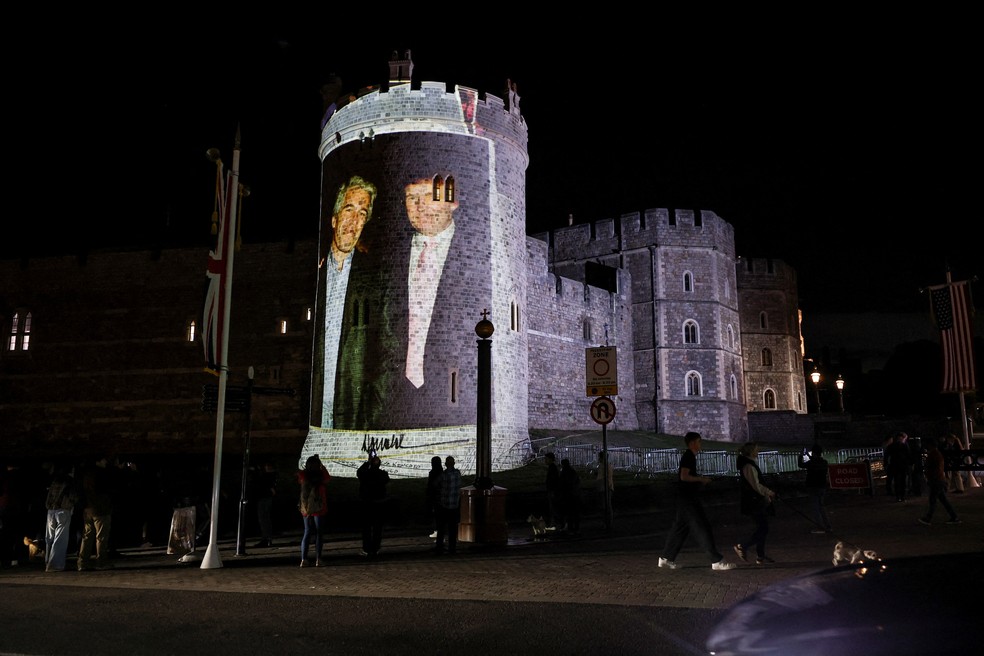 Projeção feita por ativistas em torre do Castelo de Windsor, no Reino Unido, em 16 de setembro de 2025 exibe foto de Jeffrey Epstein e Donald Trump juntos — Foto: Phil Noble/ Reuters