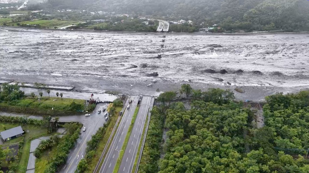 Ponte desabou no município de Guangfu, em Taiwan, por causa da força da enchente — Foto: Esquadrão Aéreo Warthog/via REUTERS