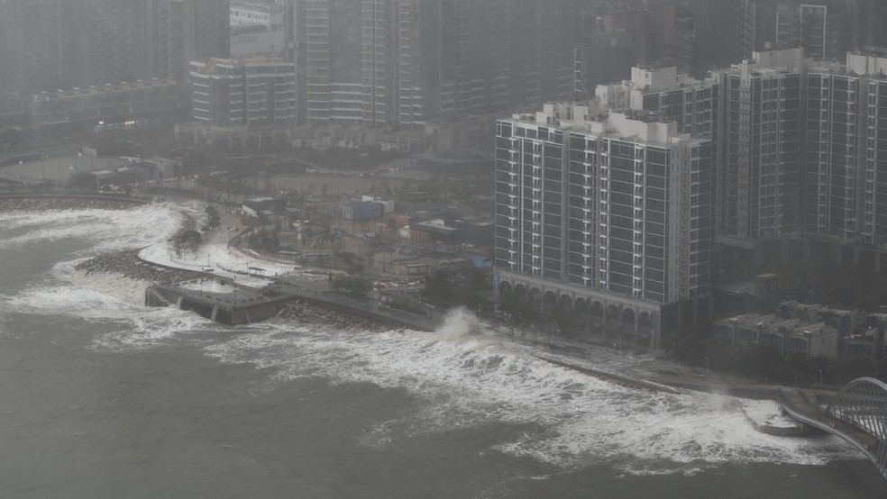Ondas fortes batendo na orla de Tseung Kwan O, em Hong Kong — Foto: Andre Lange/via REUTERS