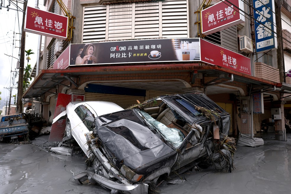 Carros foram arrastados por enchente em Hualien, Taiwan — Foto: REUTERS/Ann Wang