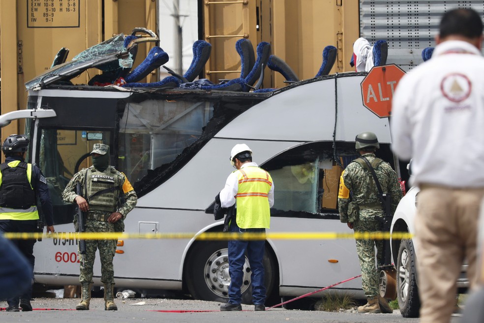 Segundo andar do ônibus foi destruído com o impacto — Foto: AP Photo/Ramses Mercado Valdes