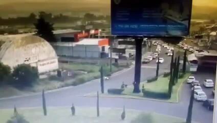 Câmera de segurança flagra acidente entre trem de carga e ônibus no México