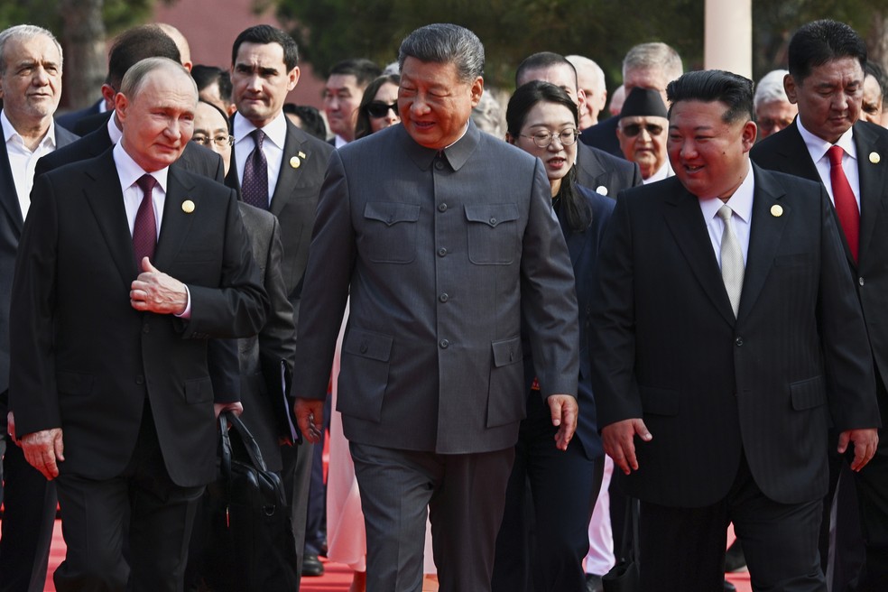 O presidente da Rússia, Vladimir Putin, o presidente da China, Xi Jinping, e o líder da Coreia do Norte, Kim Jong Un, chegam a um desfile militar para comemorar o 80º aniversário da rendição do Japão na Segunda Guerra Mundial, em Pequim, China, na quarta-feira, 3 de setembro de 2025. — Foto: Sergei Bobylev, Sputnik, Kremlin Pool Photo via AP