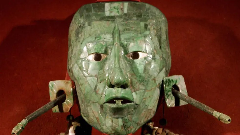 A máscara mortuária de jade do rei Pakal foi um dos tesouros arqueológicos roubados do Museu Nacional de Antropologia da Cidade do México, em 1985 — Foto: Getty Images via BBC