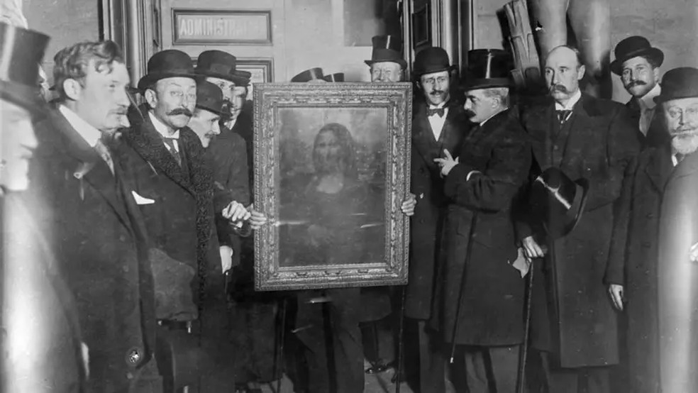 Pessoas reunidas em torno da Mona Lisa, de Leonardo da Vinci, durante a devolução da obra a Paris, no dia 4 de janeiro de 1914 — Foto: Getty Images via BBC