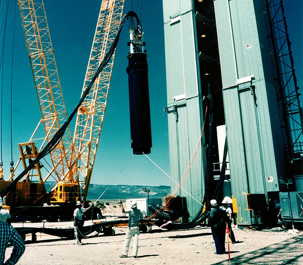 Torre levantada para o teste Divider, em setembro de 1992 — Foto: Laboratório Nacional Los Alamos