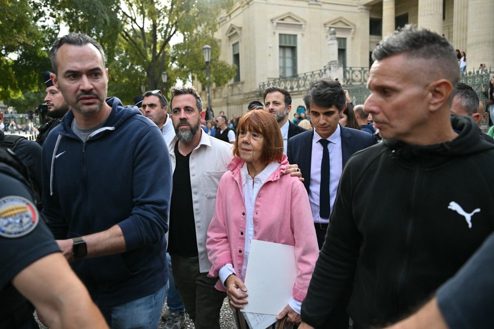 Gisèle Pelicot deixando tribunal ao lado do filho Florian — Foto: CHRISTOPHE SIMON / AFP