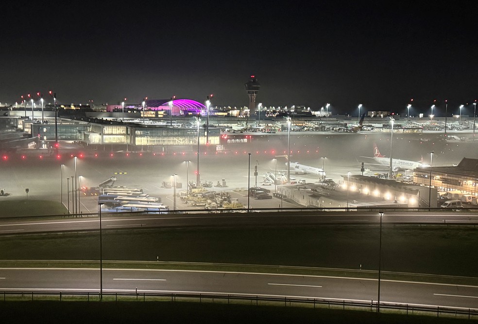 O aeroporto de Munique, na Alemanha, na madrugada de 3 de outubro de 2025 — Foto: REUTERS/Ayhan Uyanik