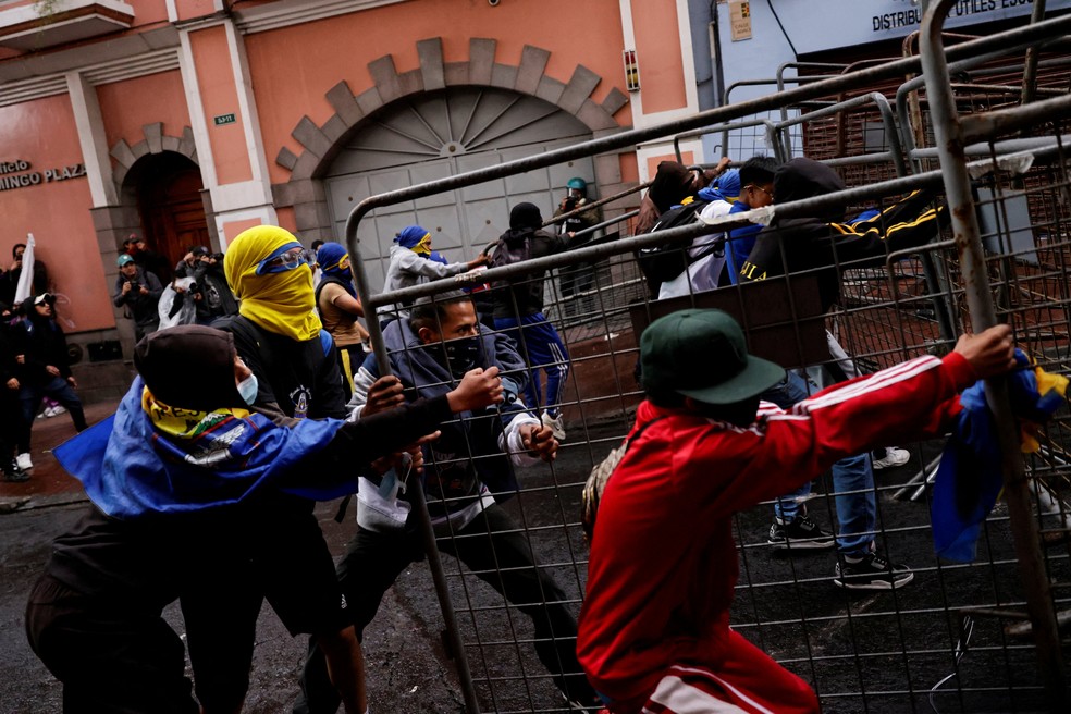 Manifestantes protestam contra o aumento no preço do diesel no Equador, em 23 de setembro de 2025 — Foto: REUTERS/Karen Toro