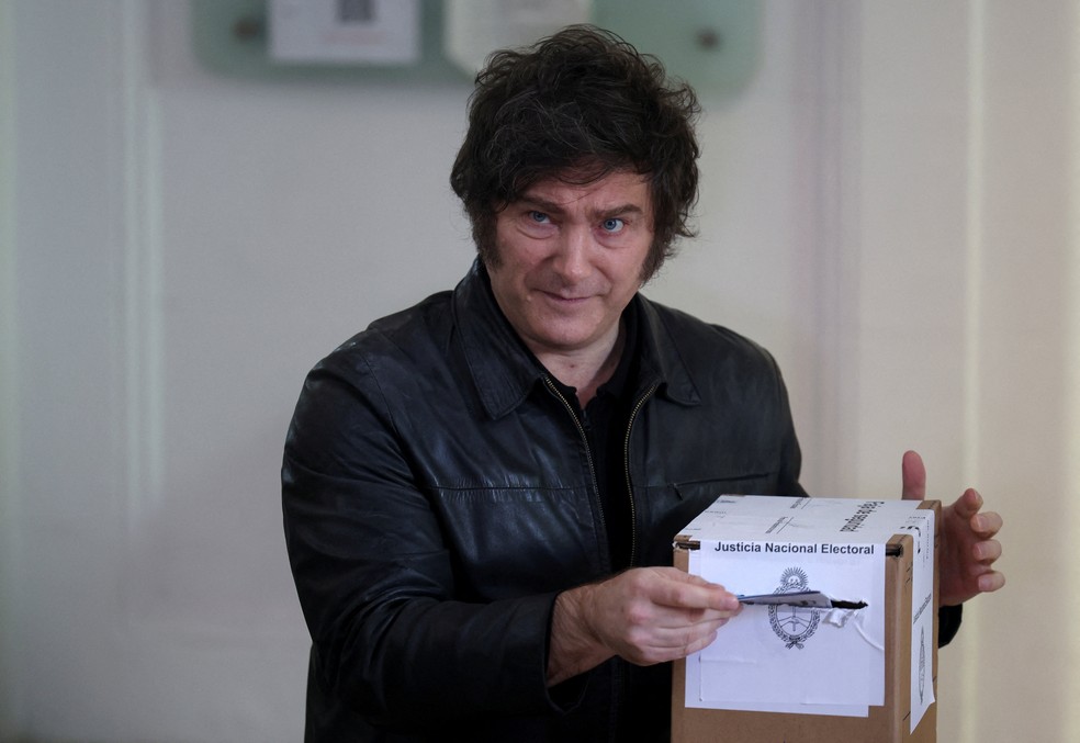 O presidente da Argentina, Javier Milei, vota durante as eleições legislativas - 26/10/2025 — Foto: REUTERS/Cristina Sille