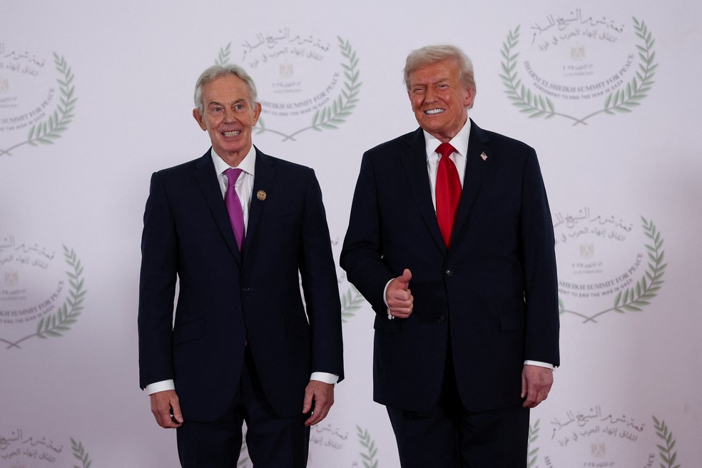 Presidente dos Estados Unidos, Donald Trump, cumprimenta o ex-premiê britânico Tony Blair na recepção da cúpula da paz em Gaza sediada em Sharm El-Sheik, no Egito, em 13 de outubro de 2025. — Foto: REUTERS/Suzanne Plunkett/Pool