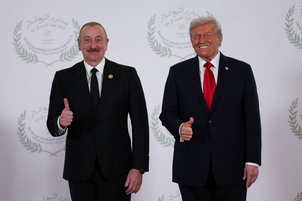 Presidente dos Estados Unidos, Donald Trump, cumprimenta o presidente do Azerbaijão, Ilham Aliyev, na recepção da cúpula da paz em Gaza sediada em Sharm El-Sheik, no Egito, em 13 de outubro de 2025. — Foto: REUTERS/Suzanne Plunkett/Pool