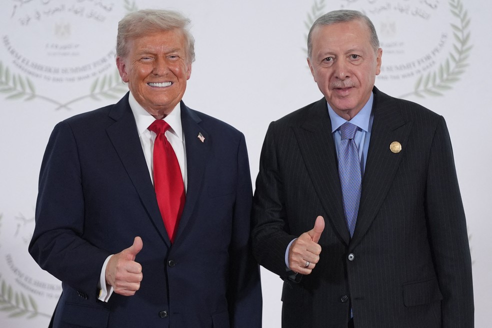 Presidente dos Estados Unidos, Donald Trump, cumprimenta o presidente da Turquia, Recep Tayyip Erdogan, na recepção da cúpula da paz em Gaza sediada em Sharm El-Sheik, no Egito, em 13 de outubro de 2025. — Foto: Evan Vucci/Pool/AFP