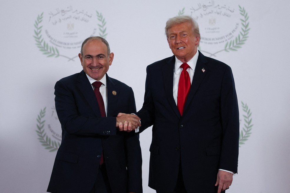 Presidente dos Estados Unidos, Donald Trump, cumprimenta o premiê da Armênia, Nikol Pashinyan, na recepção da cúpula da paz em Gaza sediada em Sharm El-Sheik, no Egito, em 13 de outubro de 2025. — Foto: REUTERS/Suzanne Plunkett/Pool