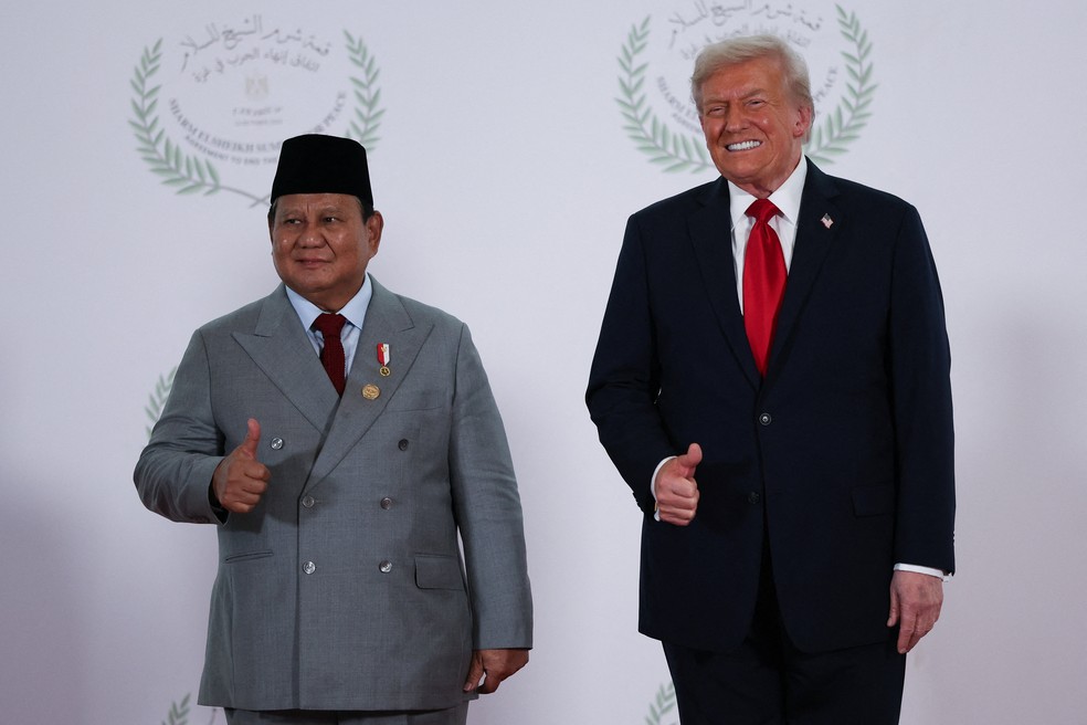 Presidente dos Estados Unidos, Donald Trump, cumprimenta o presidente da Indonésia, Prabowo Subianto, na recepção da cúpula da paz em Gaza sediada em Sharm El-Sheik, no Egito, em 13 de outubro de 2025. — Foto: REUTERS/Suzanne Plunkett/Pool