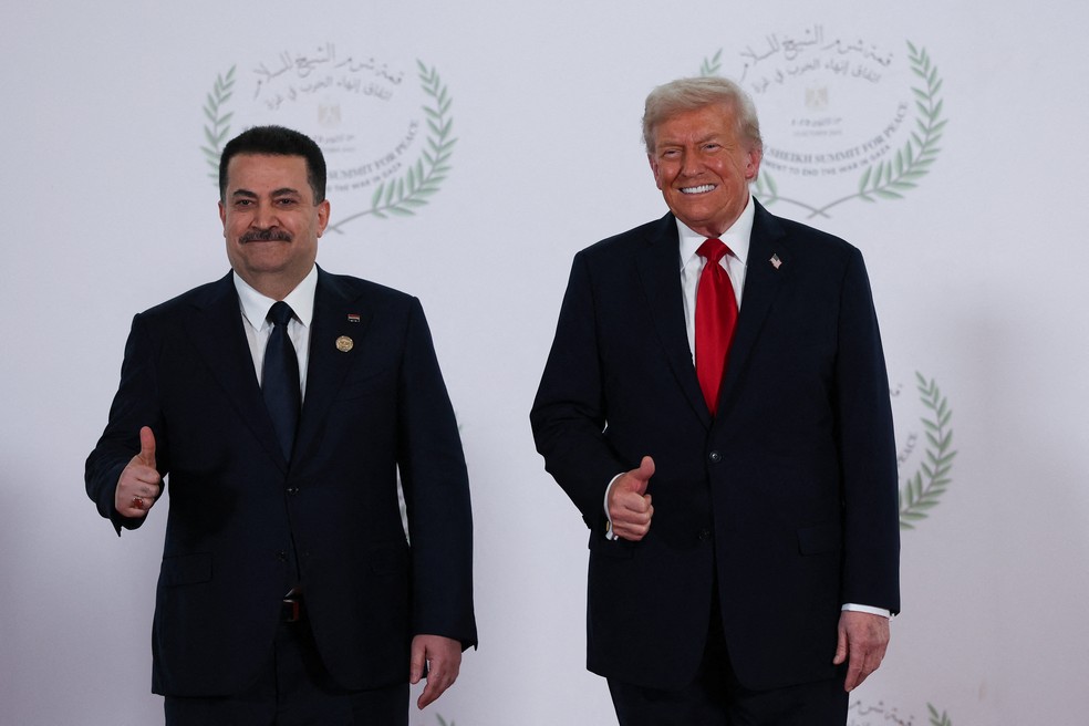 Presidente dos Estados Unidos, Donald Trump, cumprimenta o premiê do Iraque, Mohammed Shia al-Sudani, na recepção da cúpula da paz em Gaza sediada em Sharm El-Sheik, no Egito, em 13 de outubro de 2025. — Foto: REUTERS/Suzanne Plunkett/Pool