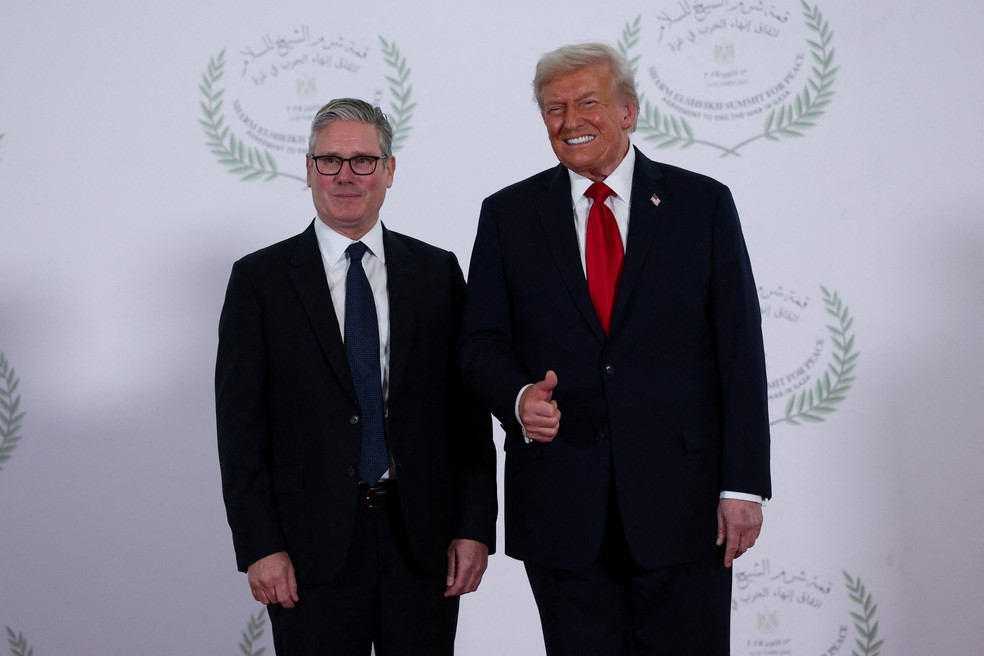 Presidente dos Estados Unidos, Donald Trump, cumprimenta o primeiro-ministro do Reino Unido, Keir Starmer, na recepção da cúpula da paz em Gaza sediada em Sharm El-Sheik, no Egito, em 13 de outubro de 2025. — Foto: REUTERS/Suzanne Plunkett/Pool