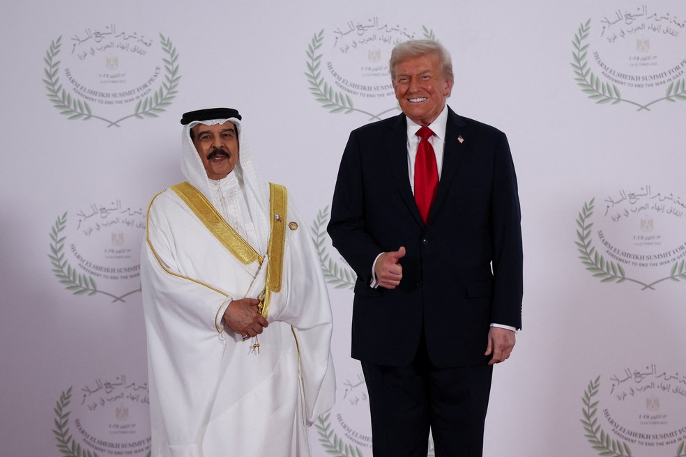 Presidente dos Estados Unidos, Donald Trump, cumprimenta o rei do Bahrein, Hamad bin Isa Al Khalifa, na recepção da cúpula da paz em Gaza sediada em Sharm El-Sheik, no Egito, em 13 de outubro de 2025. — Foto: REUTERS/Suzanne Plunkett/Pool