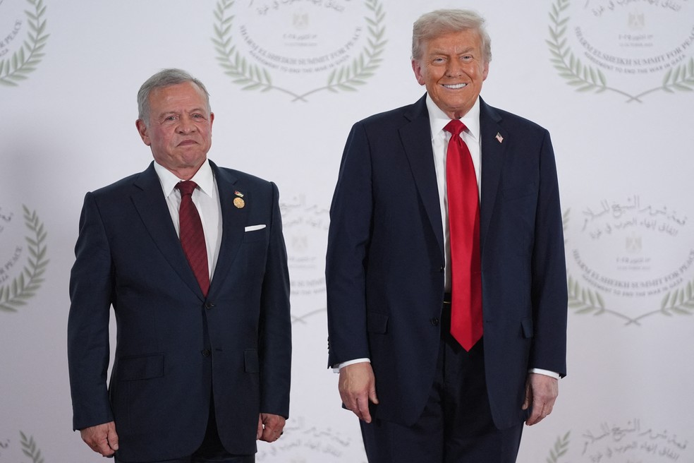 Presidente dos Estados Unidos, Donald Trump, cumprimenta o rei Abdullah II da Jordânia na recepção da cúpula da paz em Gaza sediada em Sharm El-Sheik, no Egito, em 13 de outubro de 2025. — Foto: Evan Vucci/Pool/AFP