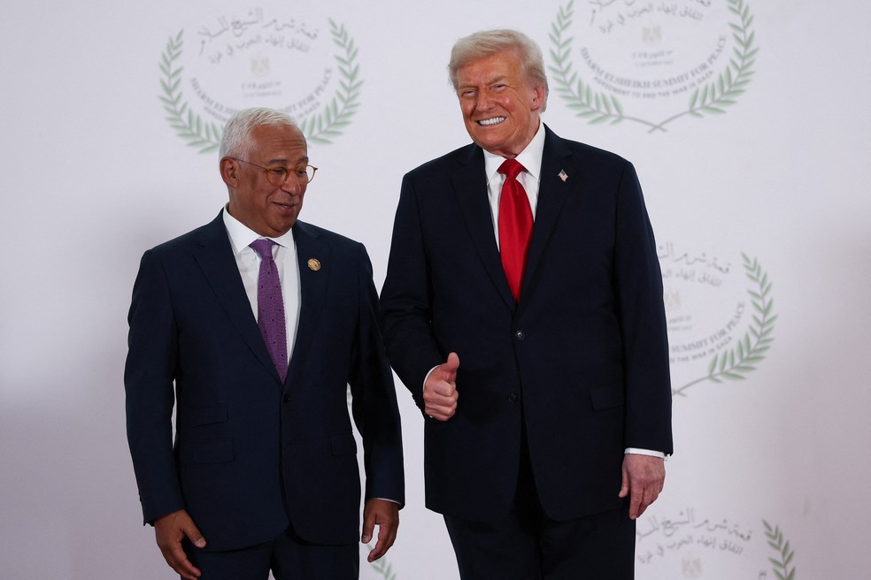 Presidente dos Estados Unidos, Donald Trump, cumprimenta o presidente do Conselho Europeu, Antonio Costa, na recepção da cúpula da paz em Gaza sediada em Sharm El-Sheik, no Egito, em 13 de outubro de 2025. — Foto: REUTERS/Suzanne Plunkett/Pool