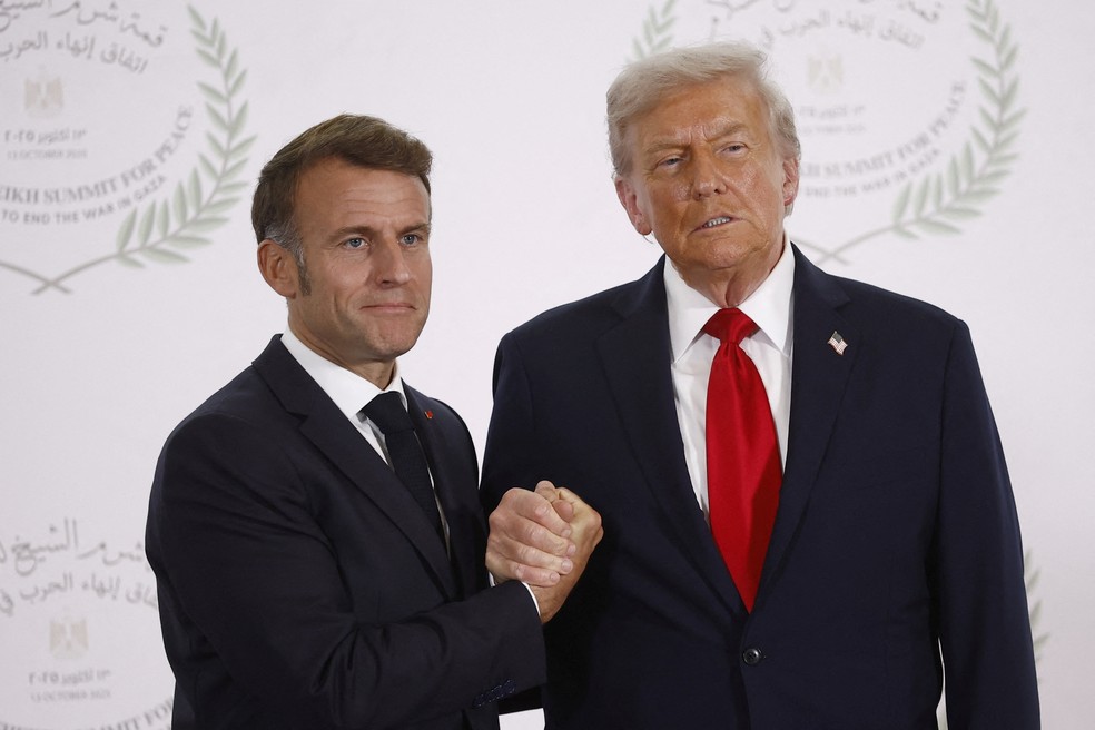 Presidente dos Estados Unidos, Donald Trump, cumprimenta o presidente da França, Emmanuel Macron, na recepção da cúpula da paz em Gaza sediada em Sharm El-Sheik, no Egito, em 13 de outubro de 2025. — Foto: Yoan Valat/Pool via REUTERS