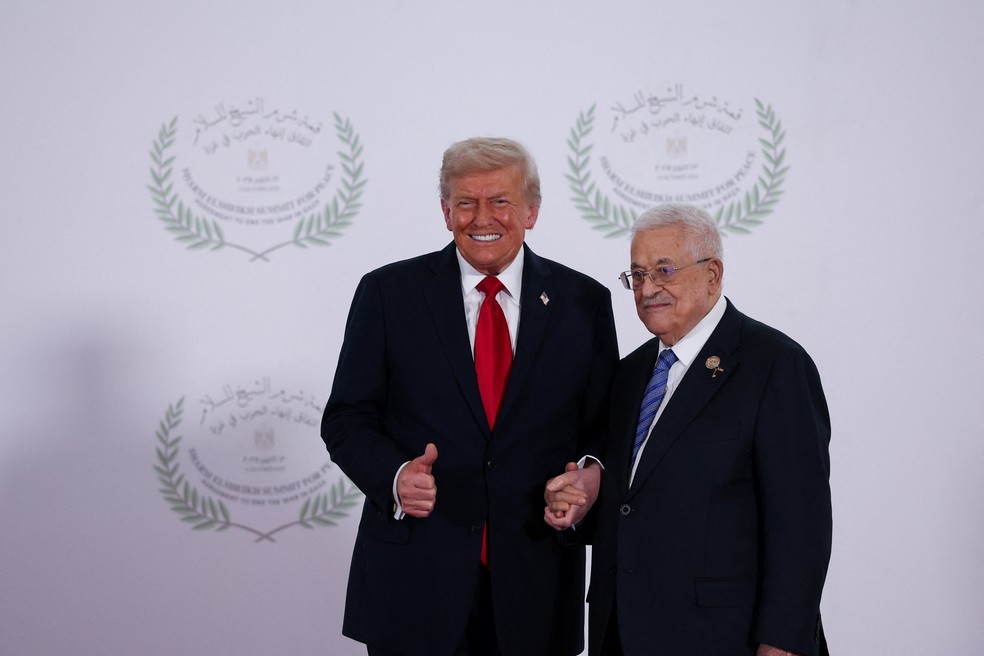 Presidente dos Estados Unidos, Donald Trump, cumprimenta o presidente da Autoridade Palestina, Mahmoud Abbas, na recepção da cúpula da paz em Gaza sediada em Sharm El-Sheik, no Egito, em 13 de outubro de 2025. — Foto: REUTERS/Suzanne Plunkett/Pool