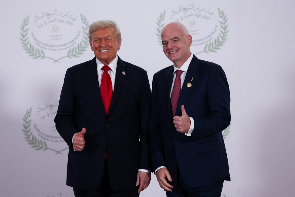Presidente dos Estados Unidos, Donald Trump, cumprimenta o presidente da Fifa, Gianni Infantino, na recepção da cúpula da paz em Gaza sediada em Sharm El-Sheik, no Egito, em 13 de outubro de 2025. — Foto: REUTERS/Suzanne Plunkett/Pool