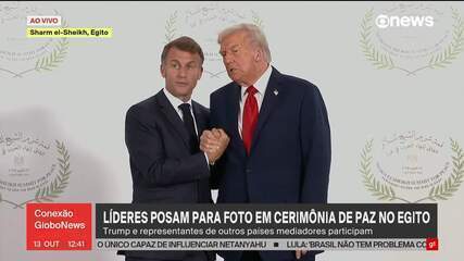Líderes posam com Trump para foto em cerimônia de paz no Egito