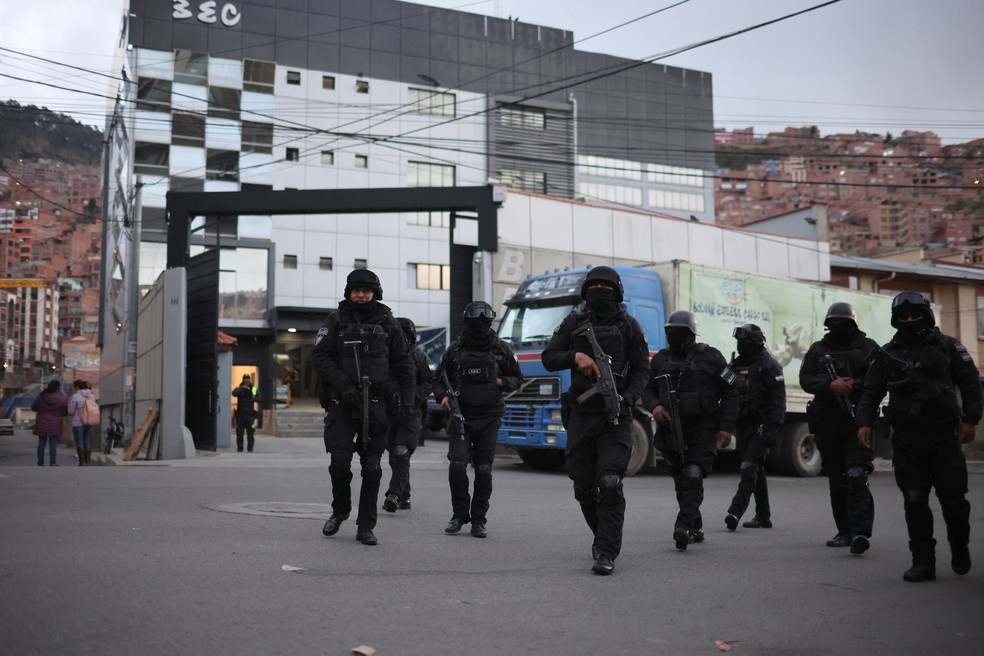 Policiais monitoram centro logístico eleitoral antes das eleições no país, em 17 de outubro de 2025. — Foto: Adriano Machado/ Reuters