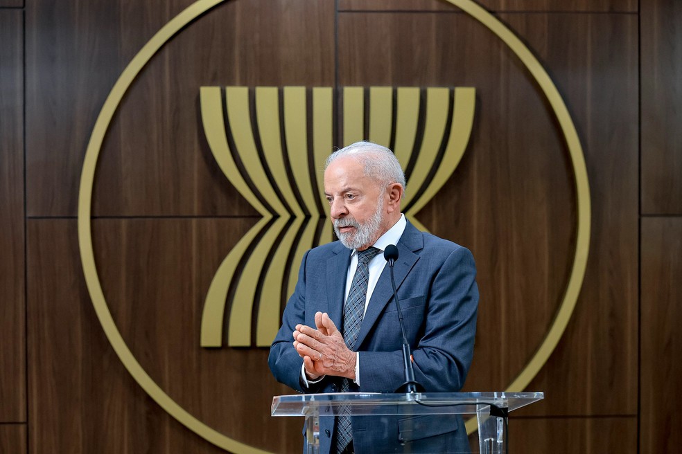 Lula dá entrevista a jornalistas durante viagem à Indonésia — Foto: Ricardo Stuckert / PR