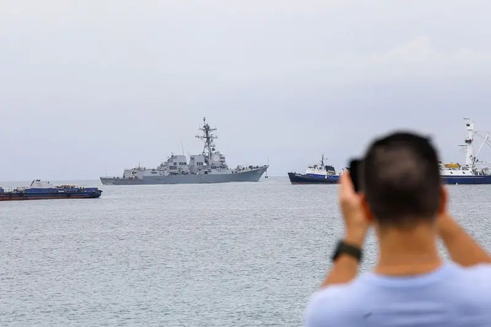 O destróier USS Sampson na Cidade do Panamá, Panamá, em 2 de setembro de 2025 — Foto: Anadolu via Getty Images/BBC