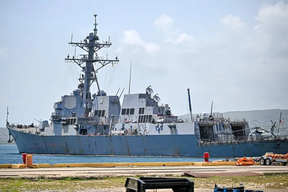 O destróier de mísseis guiados USS Gravely da Marinha dos EUA atracado em Porto Rico em 11 de setembro de 2025 — Foto: Getty Images/BBC