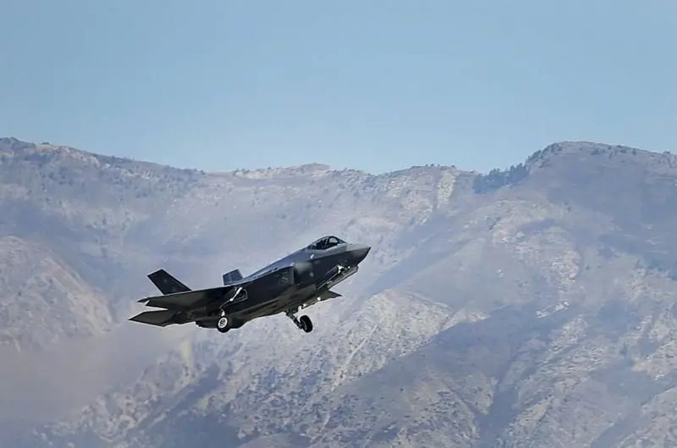 Um jato F-35A durante uma missão de treinamento em 2016 — Foto: Bloomberg via Getty Images/BBC