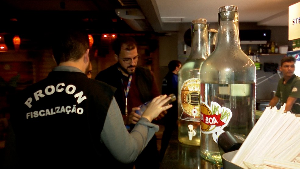 Bares e restaurantes de São Luís passam por fiscalização preventiva após risco de contaminação por metanol — Foto: Reprodução/ TV Mirante