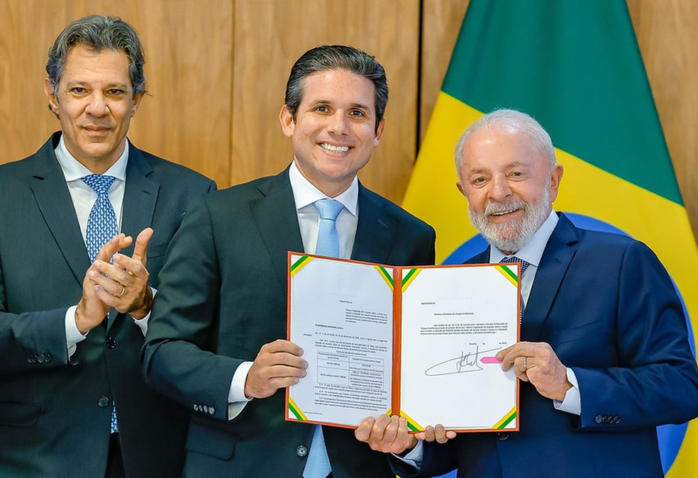 Haddad, Motta e Lula em março, durante cerimônia que marcou o envio do projeto da isenção ao Congresso — Foto: Ricardo Stuckert/PR