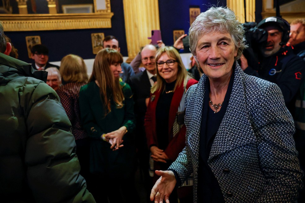 Catherine Connolly chega ao Castelo de Dublin no dia do anúncio dos resultados da eleição presidencial da Irlanda — Foto: Clodagh Kilcoyne/Reuters