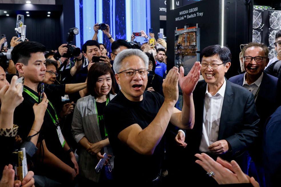 Jensen Huang cercado por fãs na Computex, feira de tecnologia que aconteceu em maio, em Taiwan — Foto: Ann Wang/Reuters