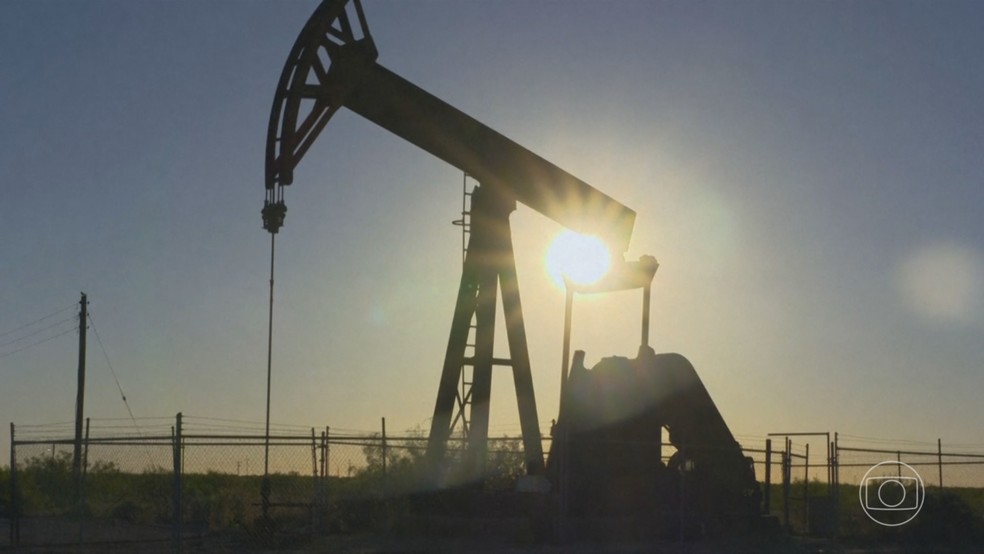 Preço do petróleo dispara após Opep anunciar corte de mais de 1 milhão de barris por dia — Foto: Reprodução/Jornal Nacional