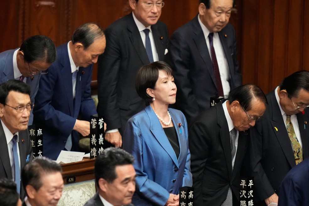 Sanae Takaichi, ao centro, líder do governante Partido Liberal Democrata, e outros parlamentares participam da sessão extraordinária da Câmara Baixa, em Tóquio, Japão, nesta terça-feira, 21 de outubro de 2025 — Foto: AP Photo/Eugene Hoshiko