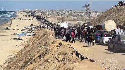 No primeiro dia de cessar-fogo em Gaza, milhares de palestinos seguiram em massa rumo a suas casas