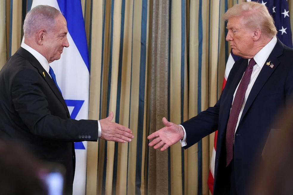 O premiê israelense, Benjamin Netanyahu, se encontra com Donald Trump na Casa Branca — Foto: REUTERS/Jonathan Ernst