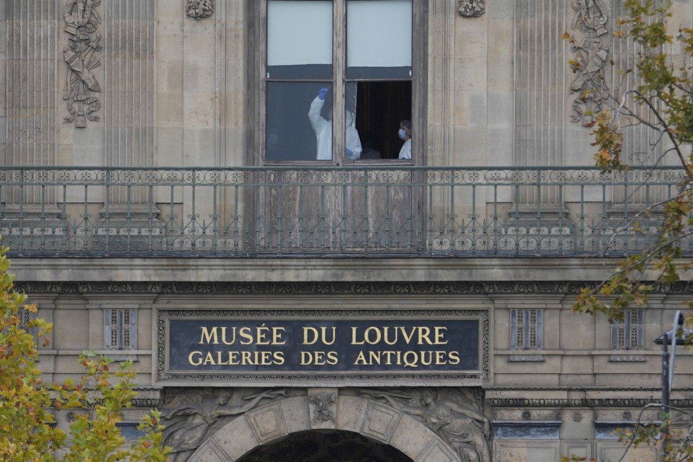 Peritos trabalham no Louvre após o roubo a joias da coleção do museu — Foto: Thibault Camus/AP