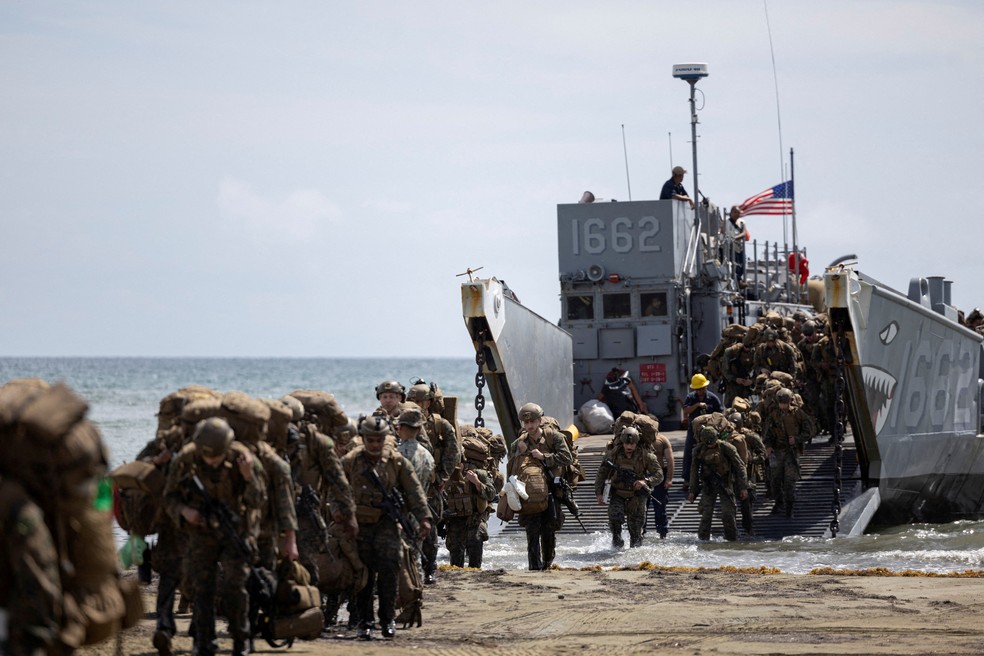 Fuzileiros navais dos EUA desembarcam durante exercícios de treinamento em Arroyo, Porto Rico, em 16 de outubro de 2025 — Foto: REUTERS